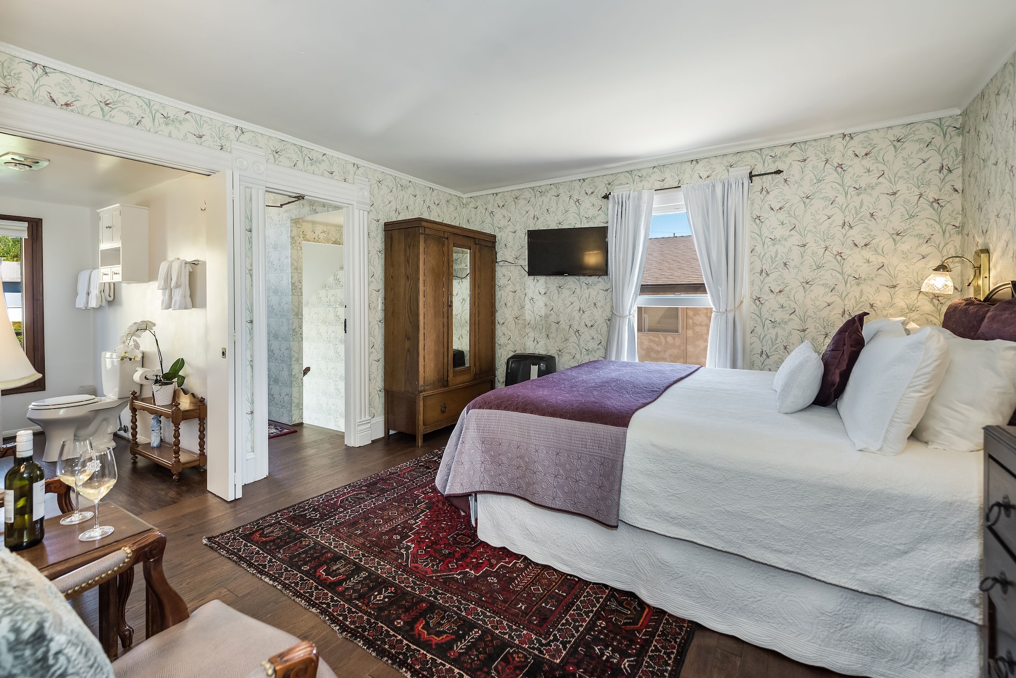 KING BED, PRIVATE BATHROOM