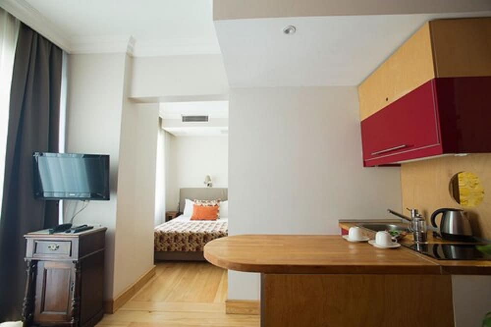 No 11 Hotel & Apartments 12/43