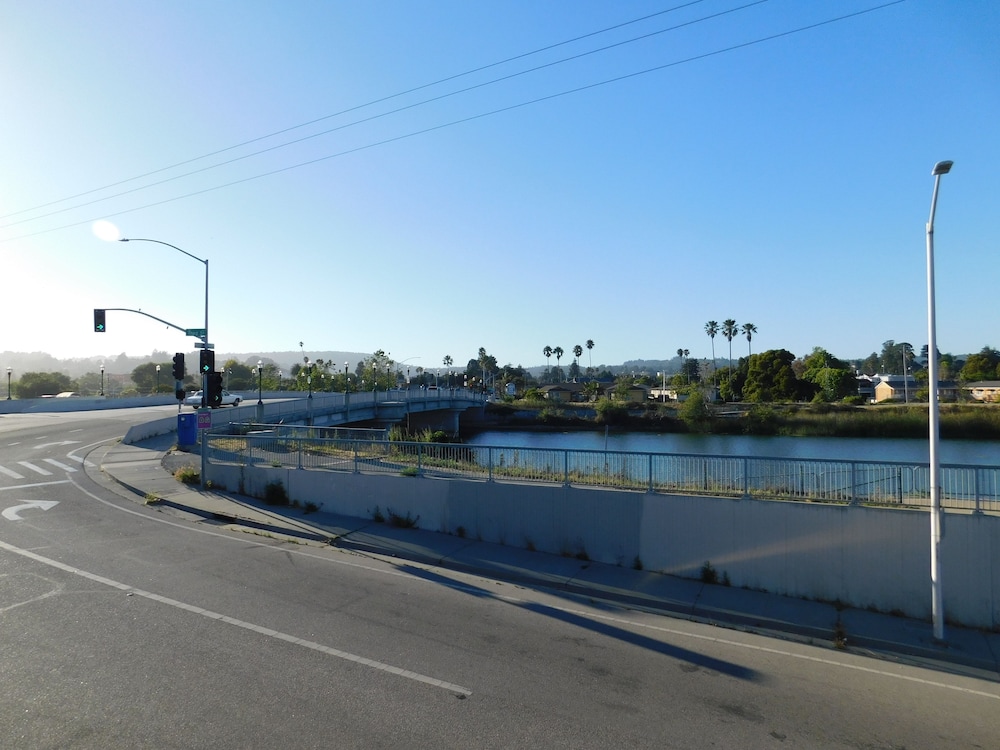 Super 8 by Wyndham Santa Cruz Beach 25/31