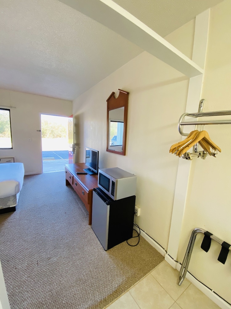 Travelers Place Inn & Suites 50/73