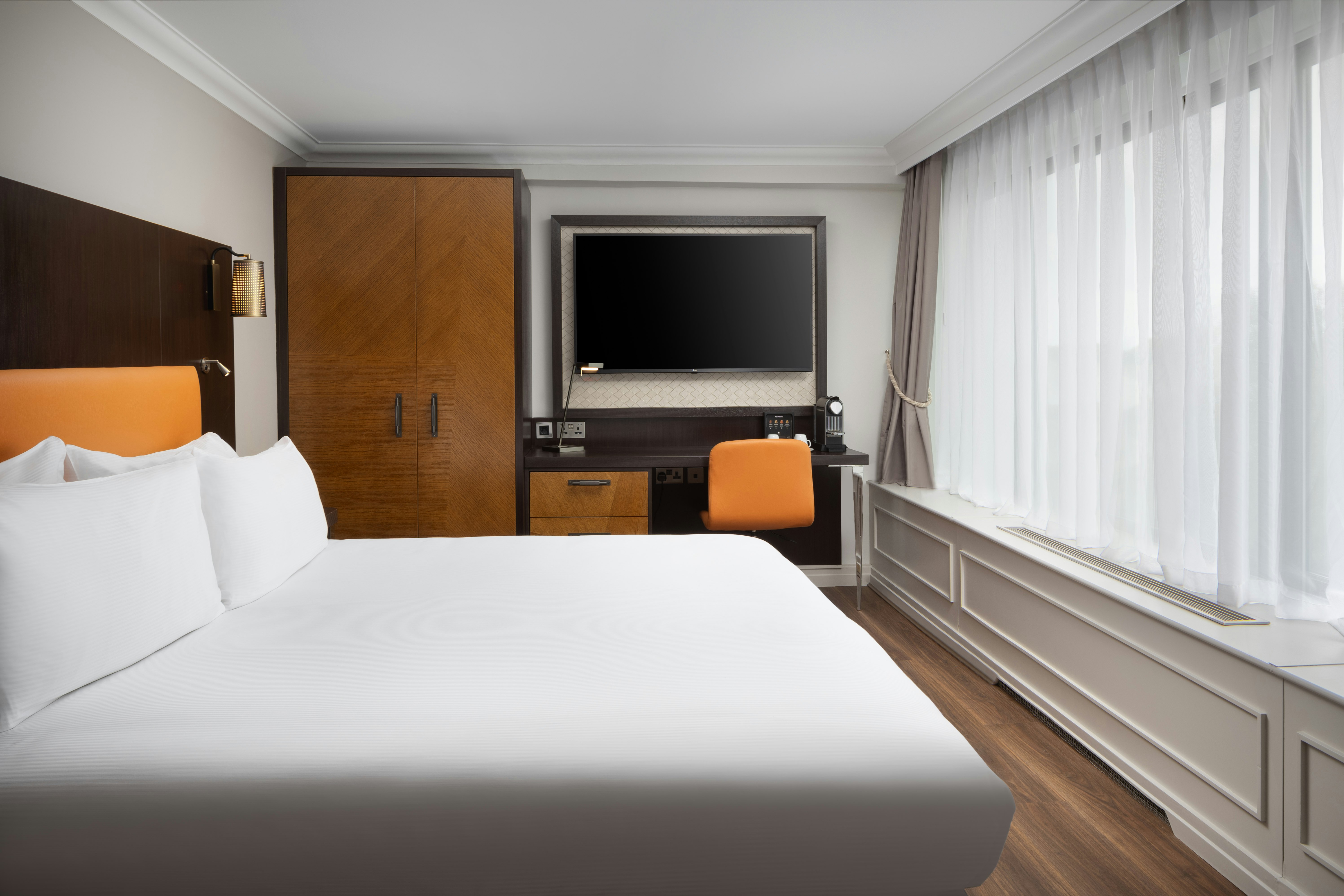 DELUXE, KING BED, CORNER