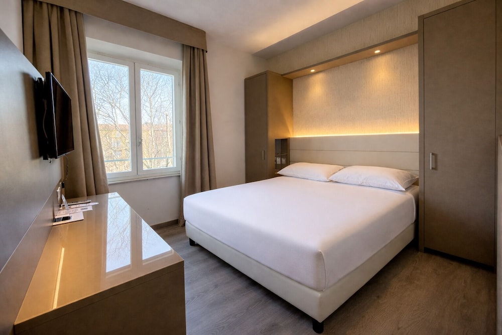 SUPERIOR, DOUBLE OR TWIN BED
