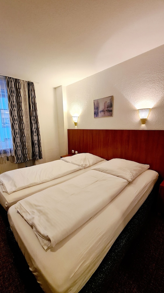 ROOM, DOUBLE BED