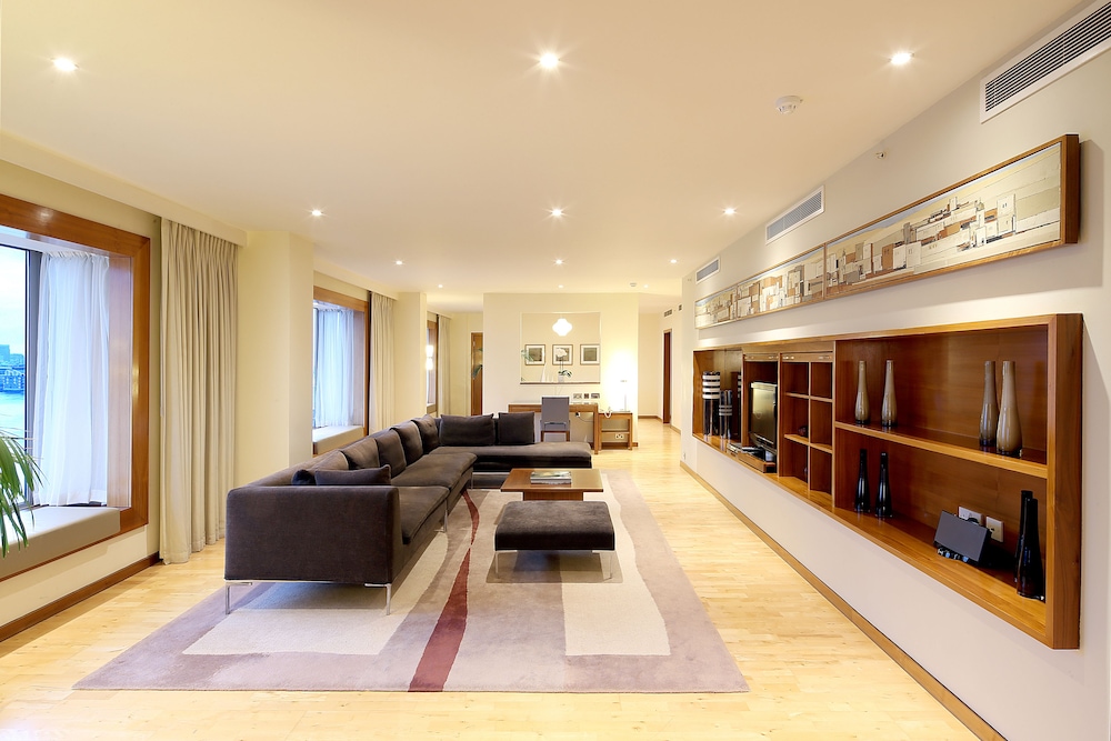 Vignette Collection Canary Riverside Plaza London by IHG 40/60