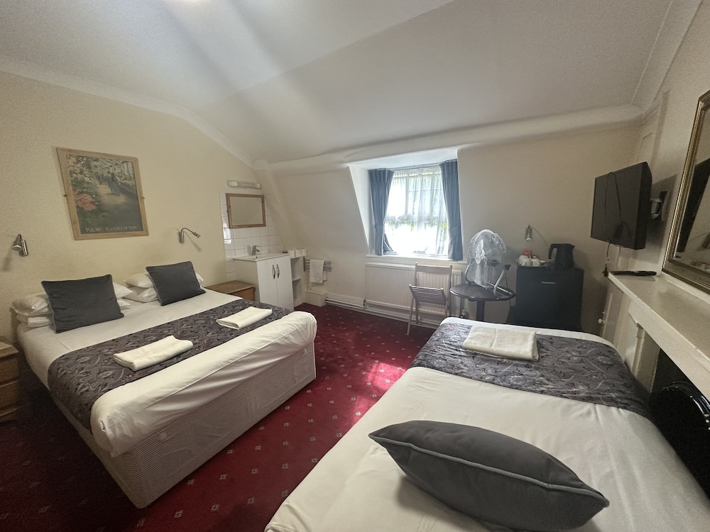 BASIC, TRIPLE, 1 DOUBLE AND 1 SINGLE BED, SHARED BATHROOM