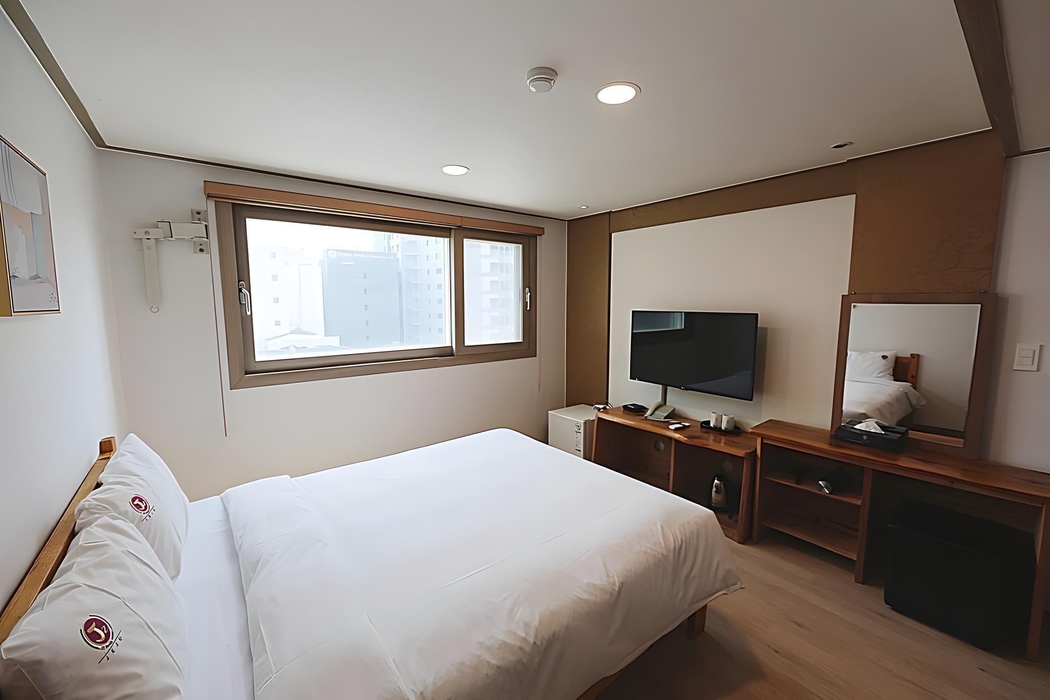DELUXE, DOUBLE BED
