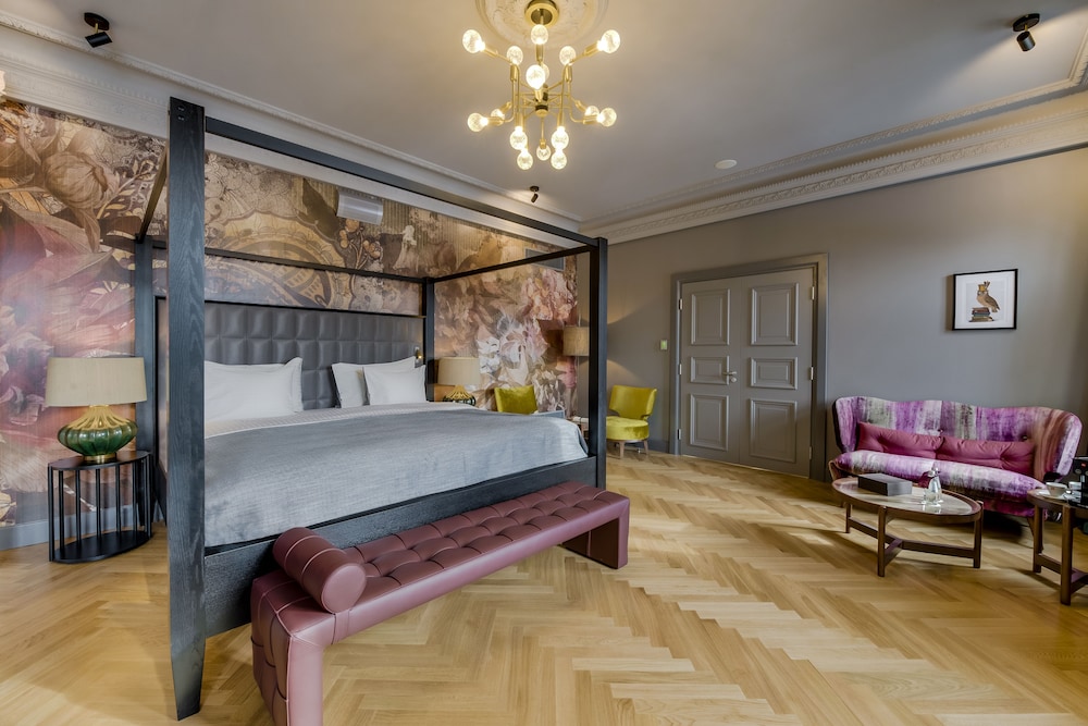 Grand Poet Hotel By Semarah 12/60