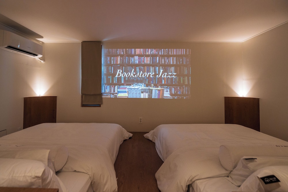 PREMIER, TWIN BEDS