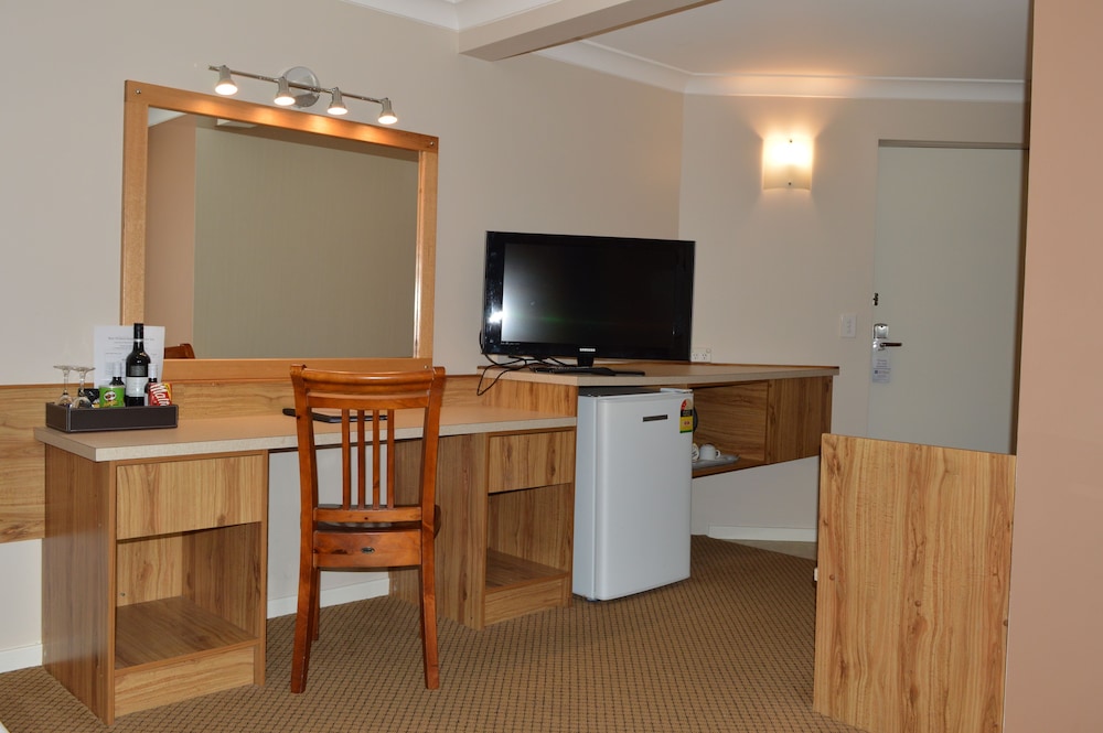 Sunseeker Motor Inn 48/66