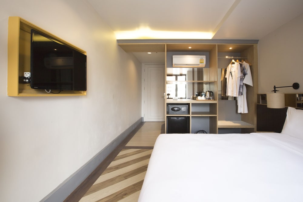 Explorer, Superior, Queen Bed