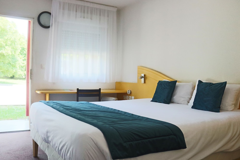 Village Hotel 9/33