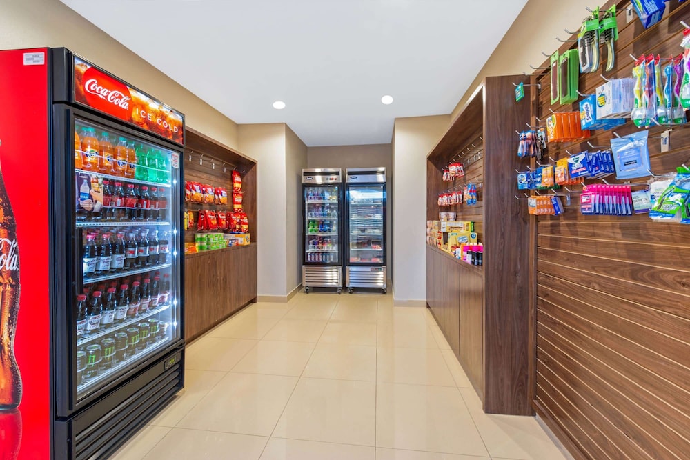 La Quinta Inn & Suites by Wyndham Bridge City 28/44