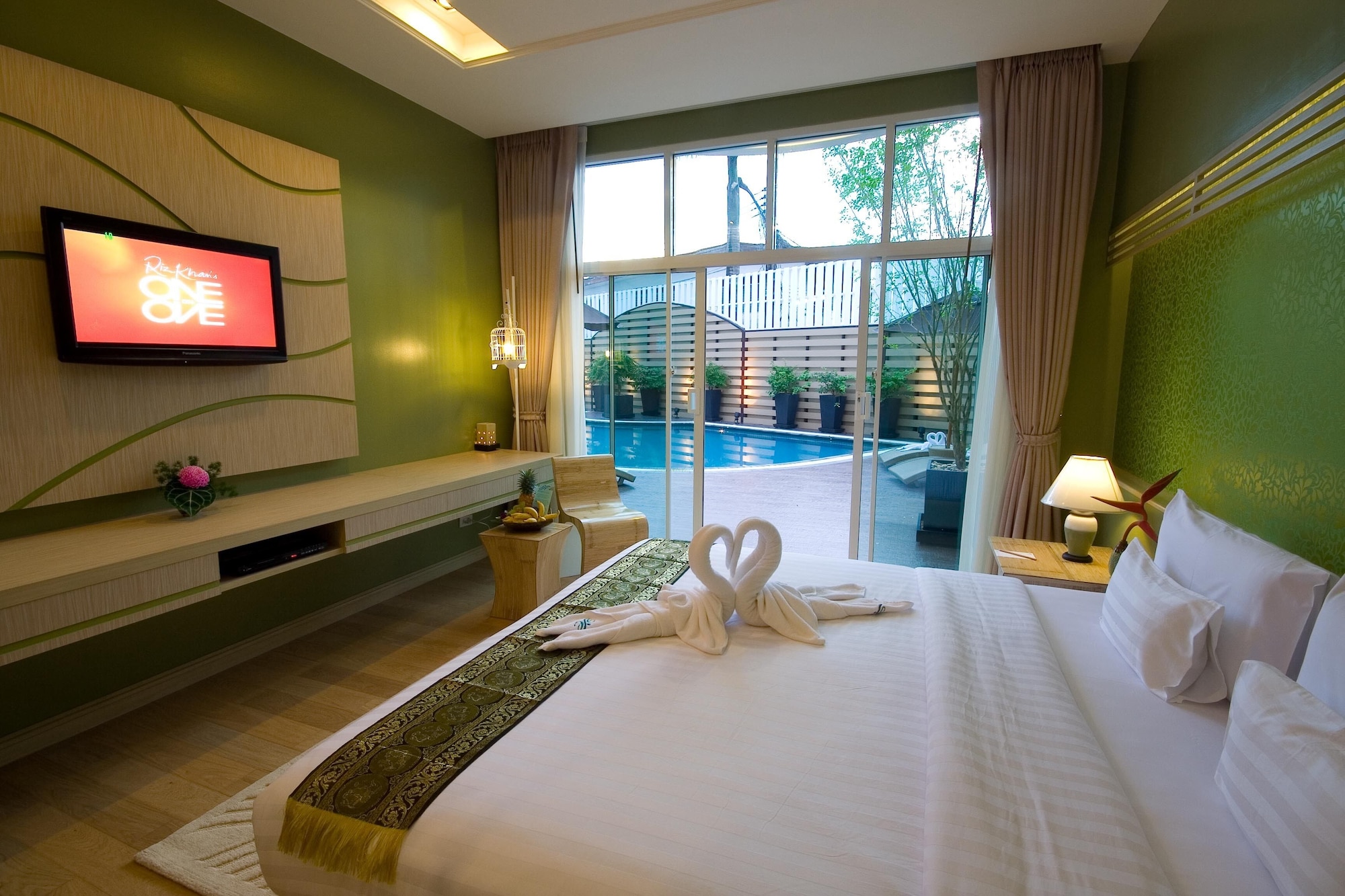 DELUXE, DOUBLE BED, POOL ACCESS