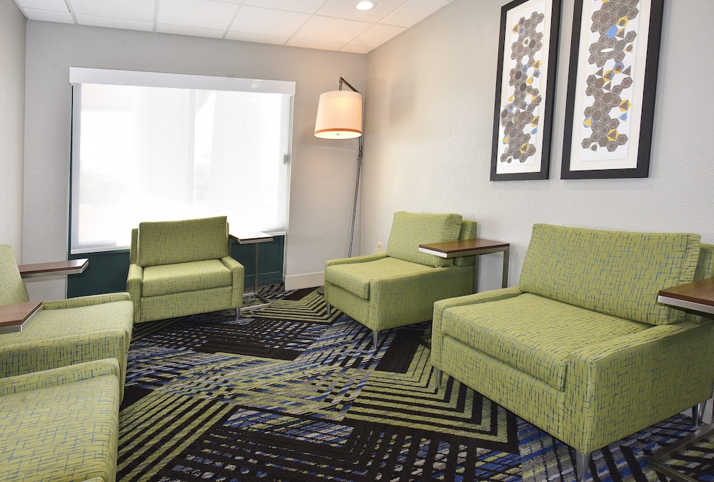 Holiday Inn Express Hotel & Suites Selma 41/65