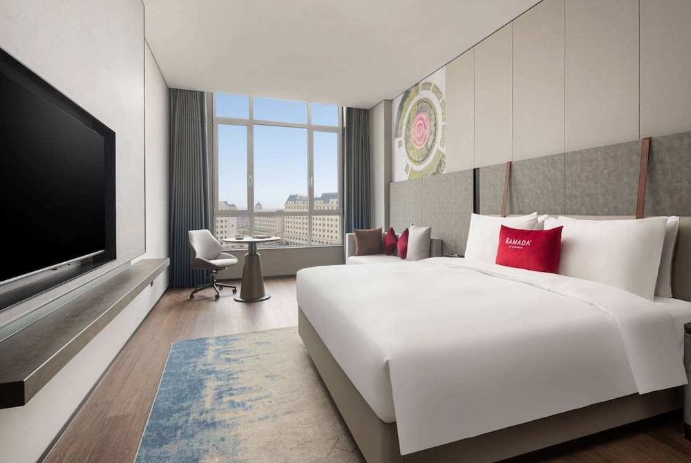 DELUXE, KING BED