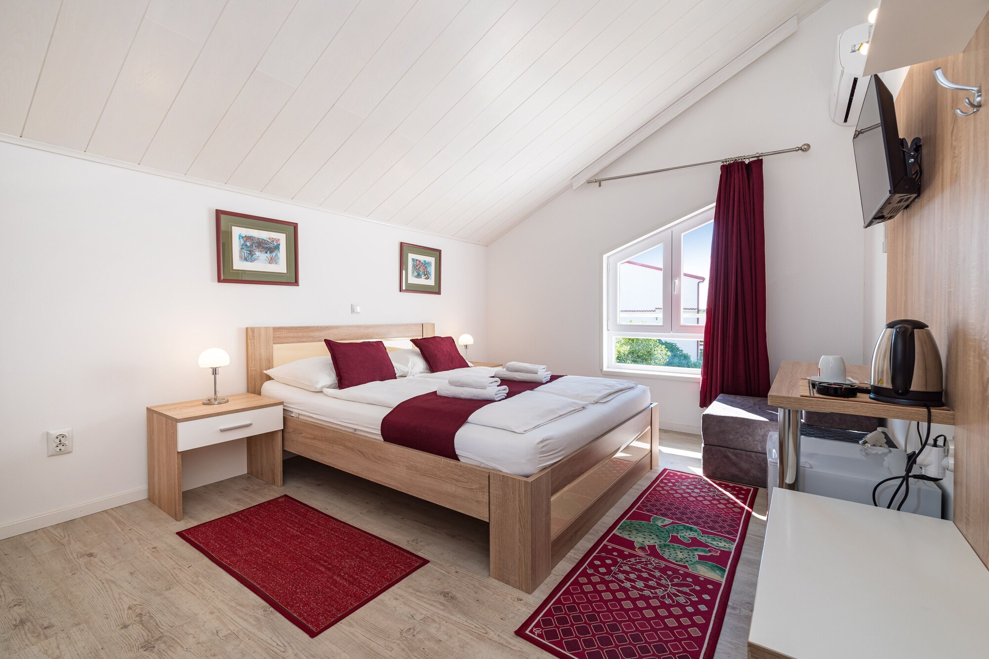 ROOM, DOUBLE BED