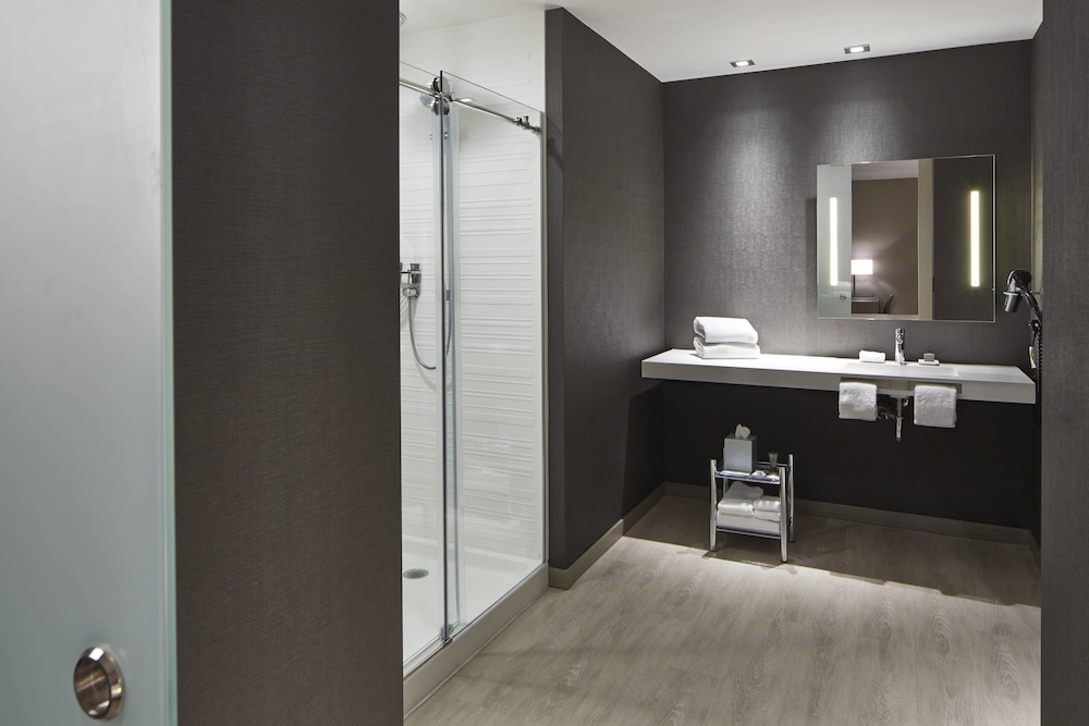 AC Hotel Des Moines East Village 12/48