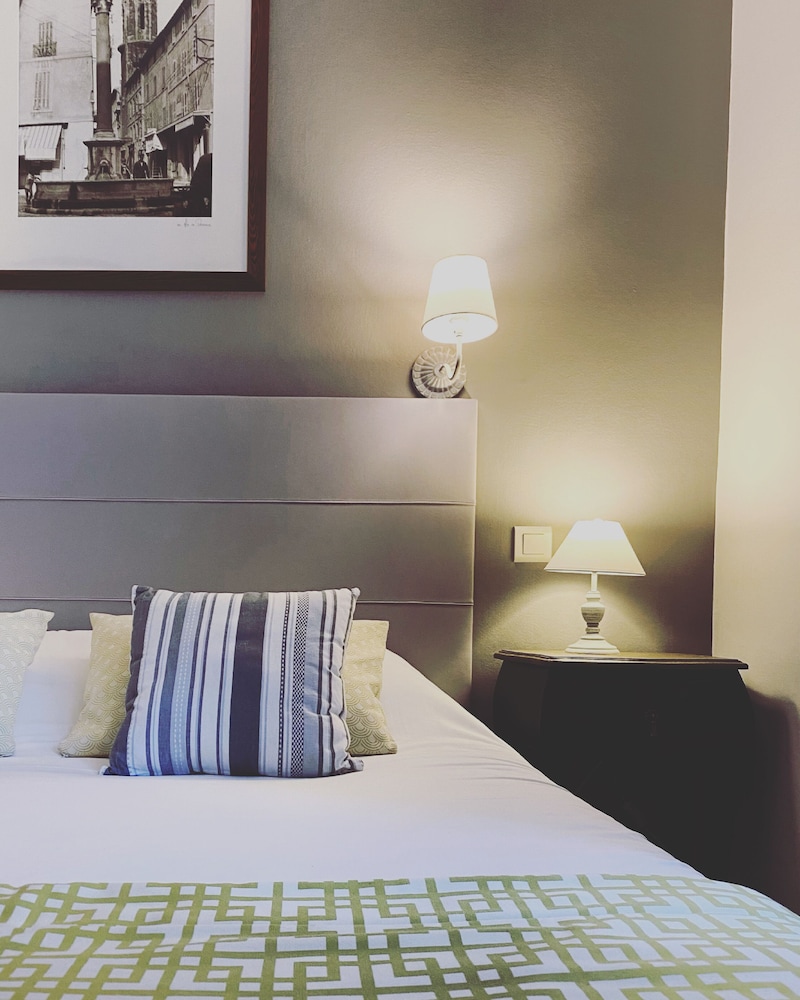 Brit Hotel Acacias 23/69