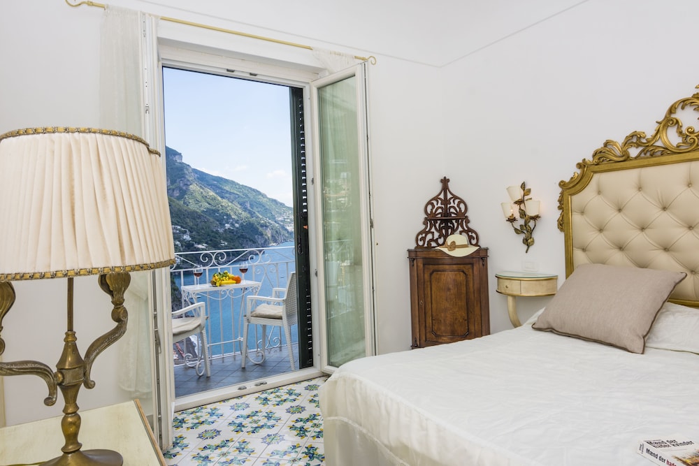 DELUXE, TRIPLE, SEA VIEW