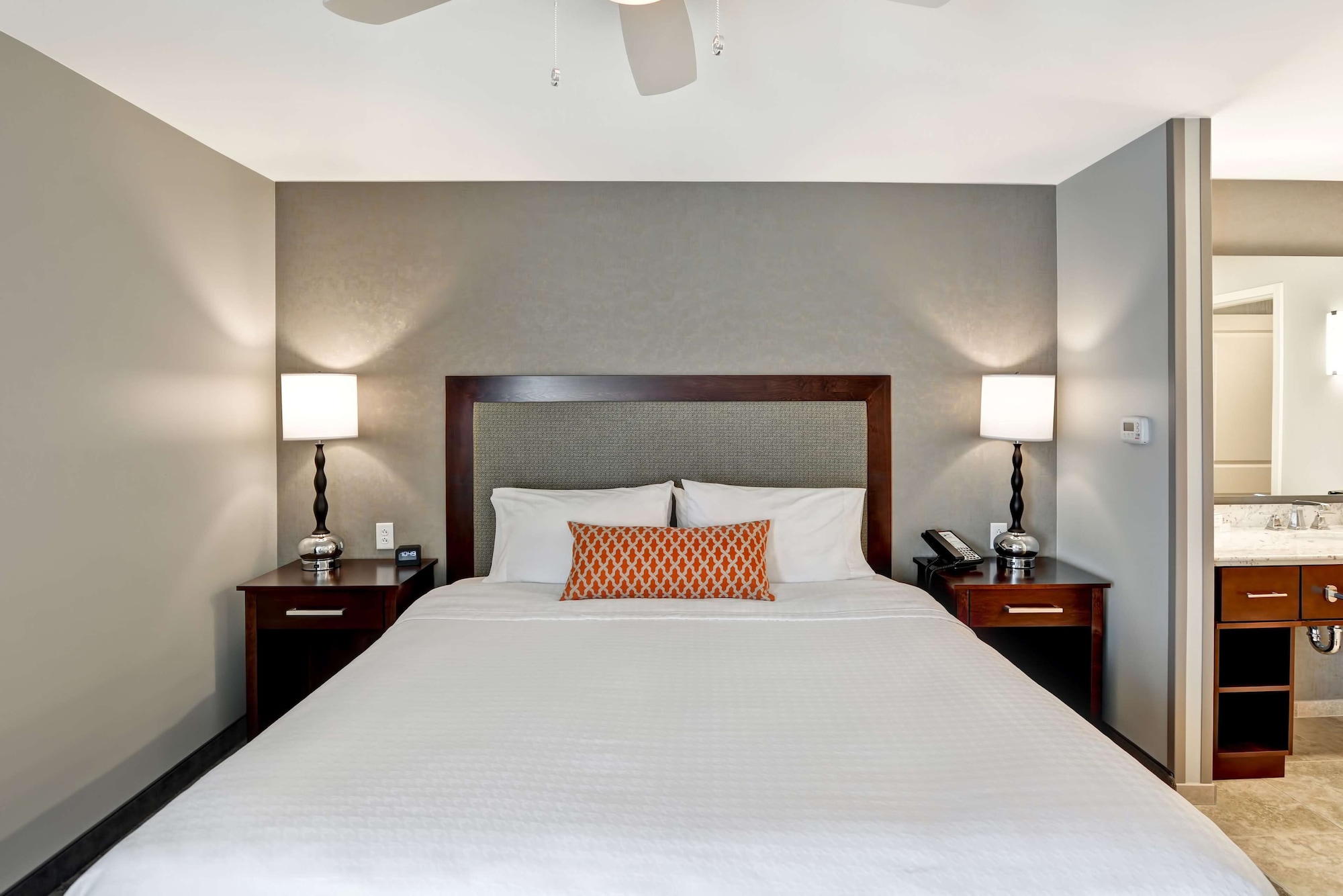 Suite, King Bed, Bathtub, Accessible