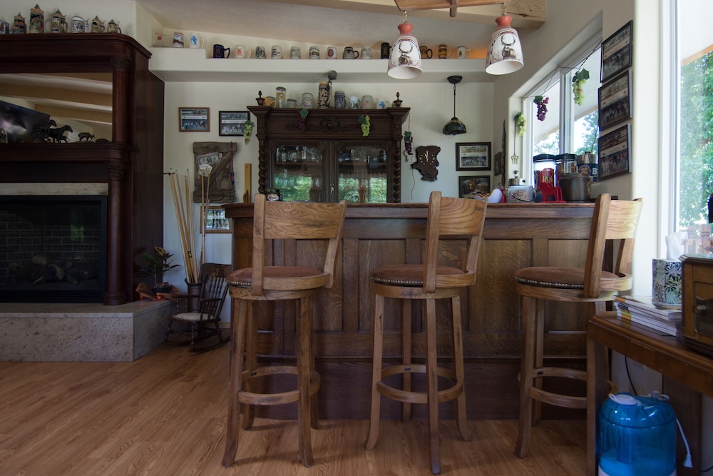 Red Horse Vineyard Bed & Breakfast 54/66