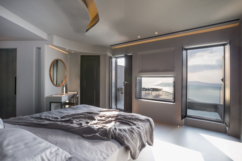 Signature, Suite, Queen Bed, Sunset View, Plunge Pool, Kivotos Santorini 2/4