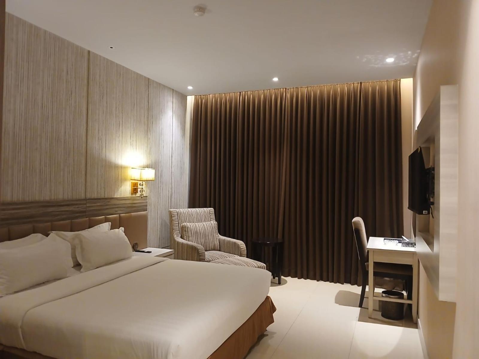 Deluxe, Executive, King Bed, No Window