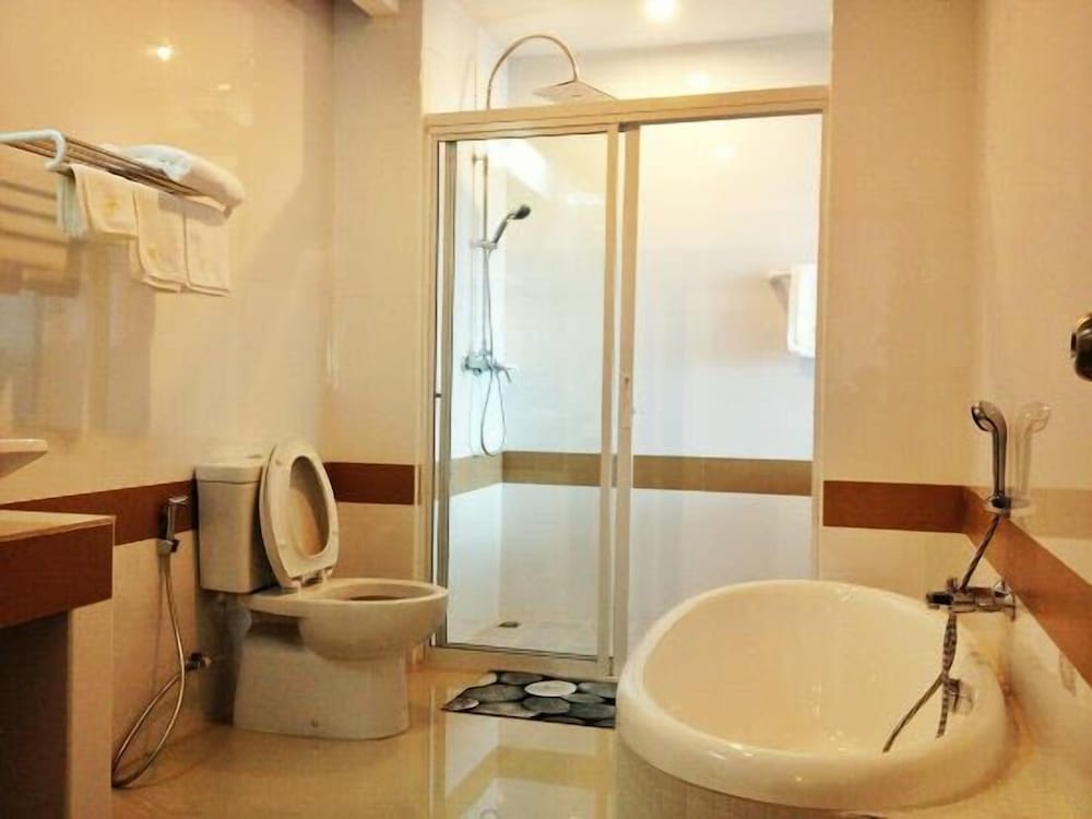 Sinkiat Buri Hotel 65/67