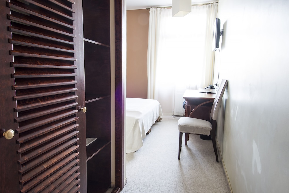 Port Hotel 15/50