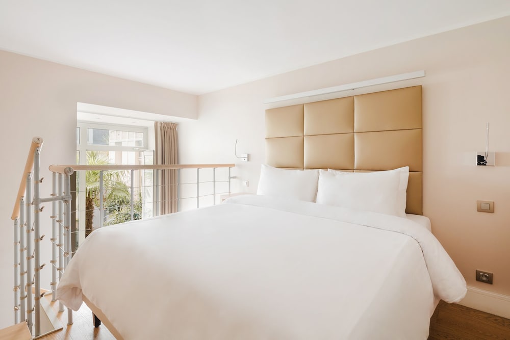 L Edmond Hotel Parc Monceau 10/67