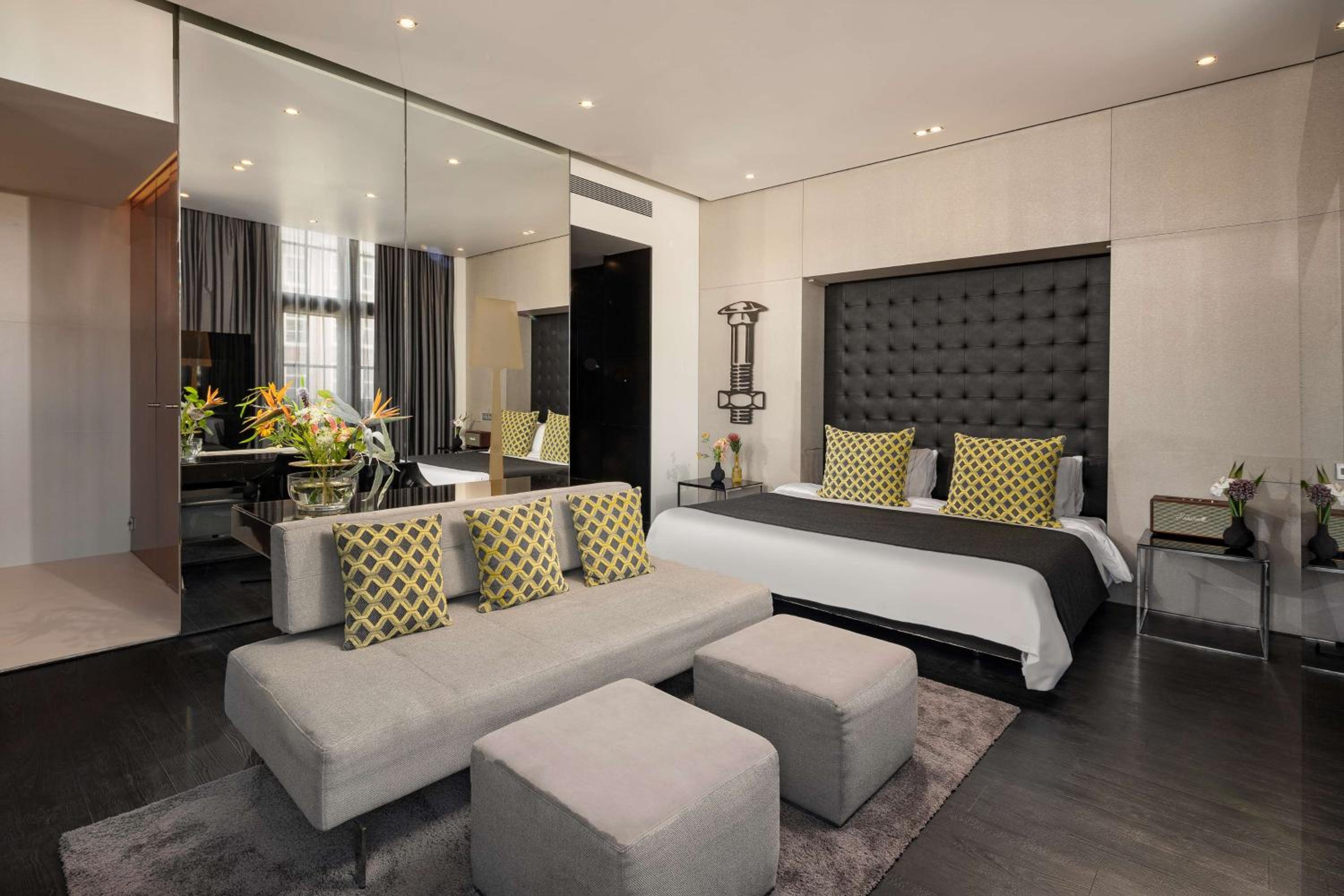 Art, Junior Suite, Queen Bed, Canal View