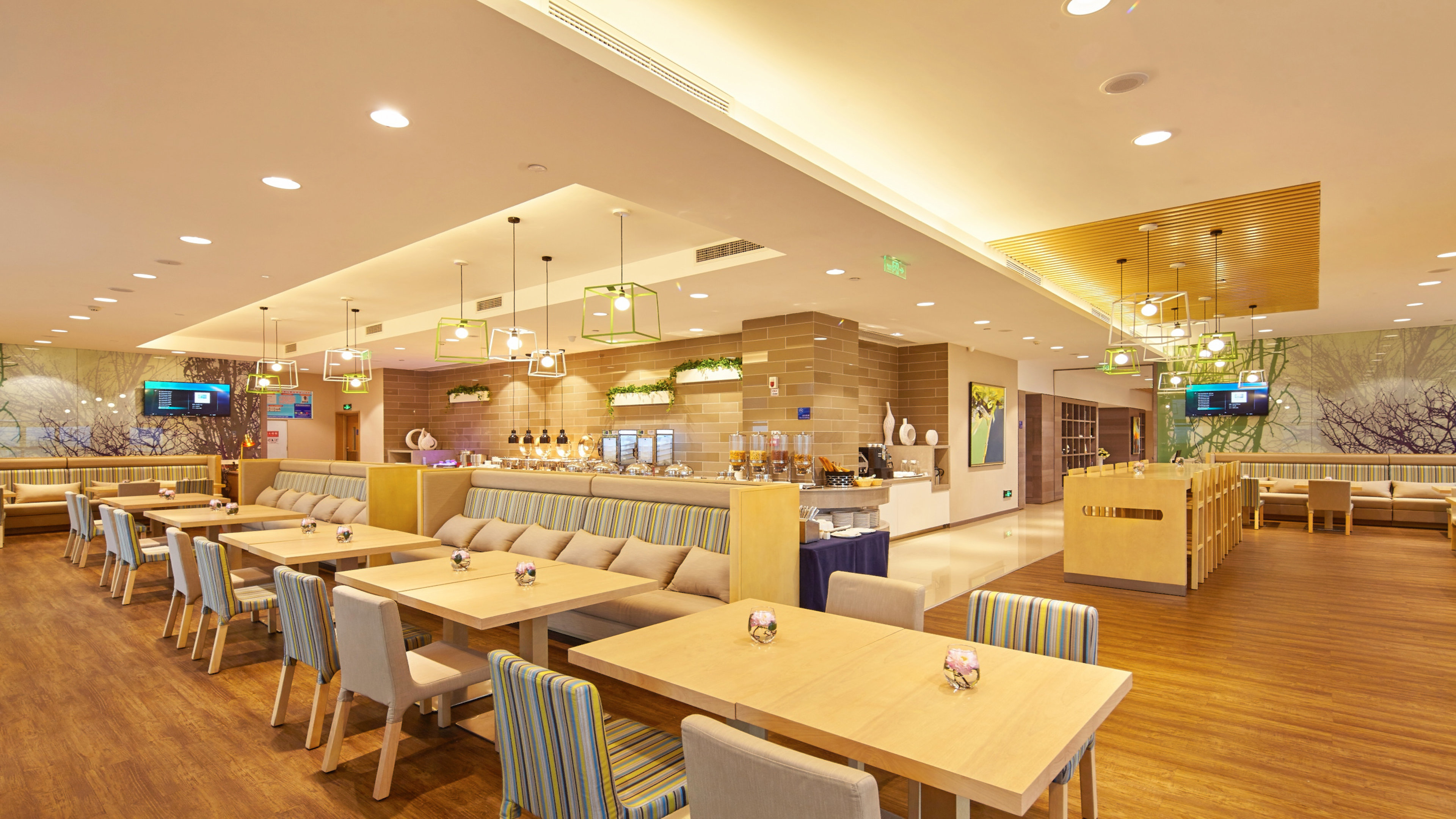Holiday Inn Express Chongqing University Town 38/55