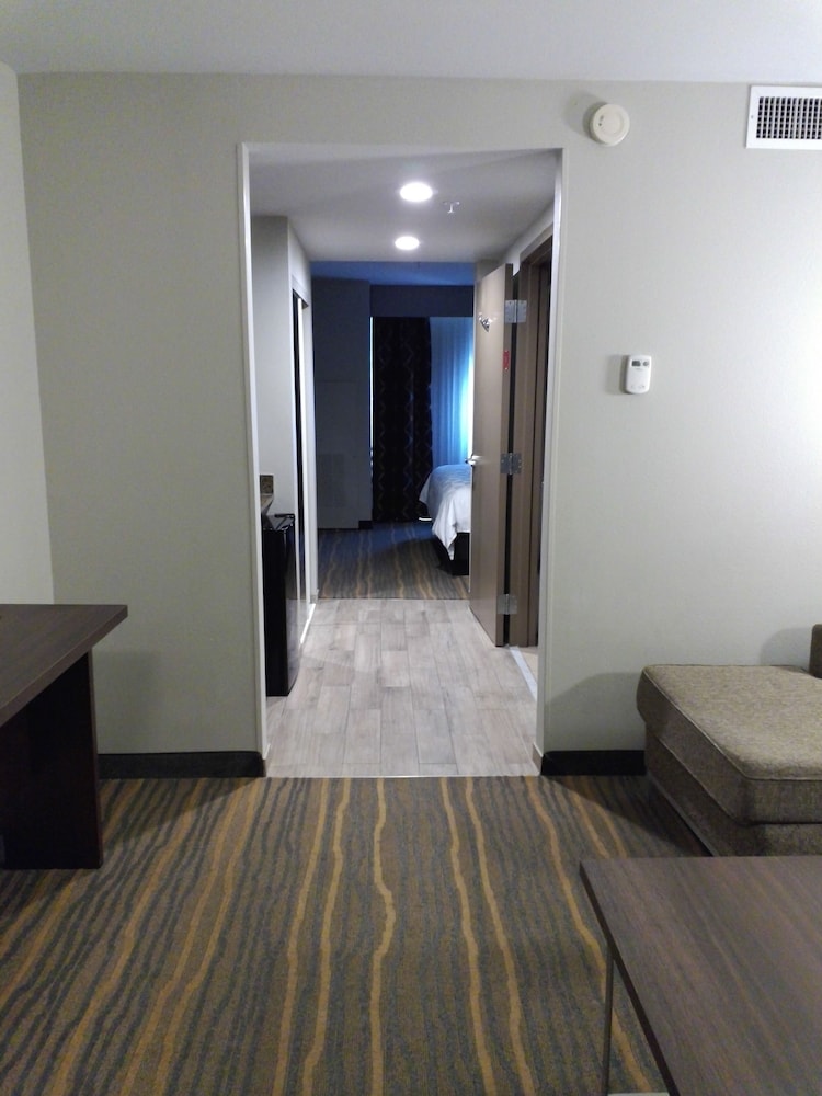 Holiday Inn & Suites Albuquerque-North I-25 17/48