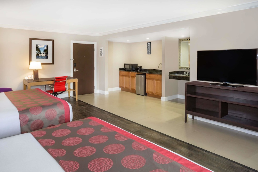 Ramada By Wyndham Miami Springs/Miami International Airport 20/48