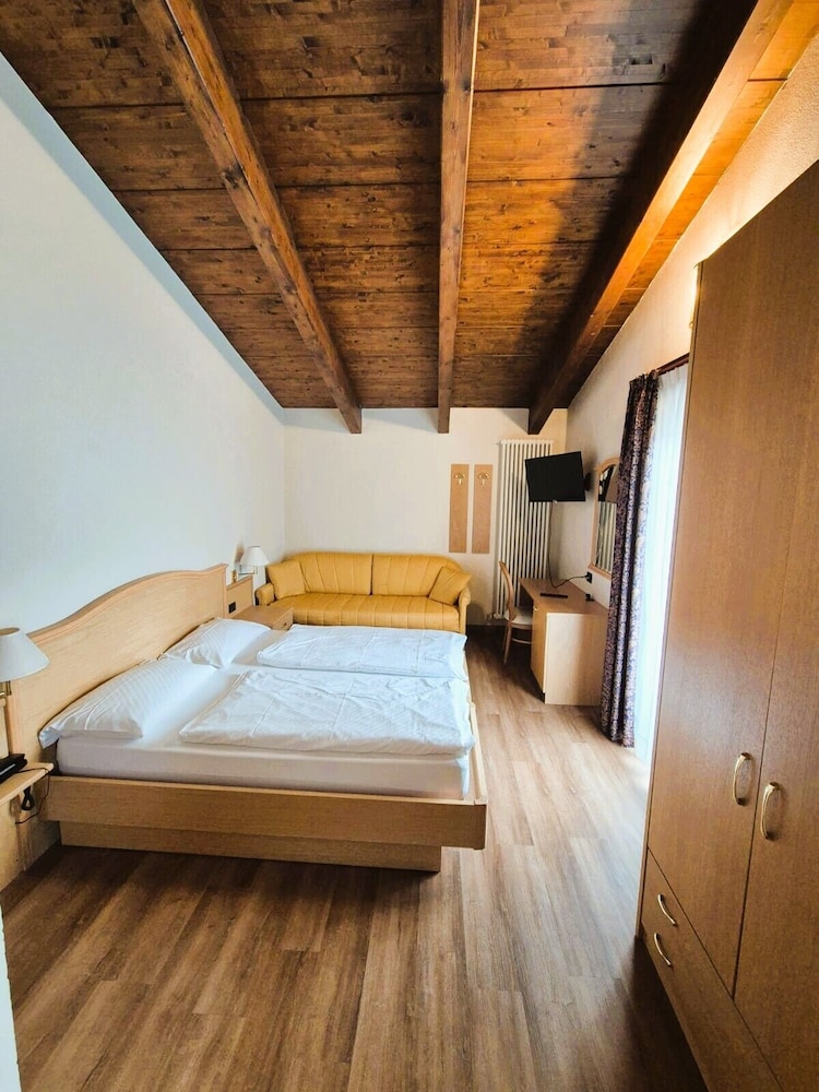 غرفة بسرير كوين مع أريكة، Angelica Hotel 2/4