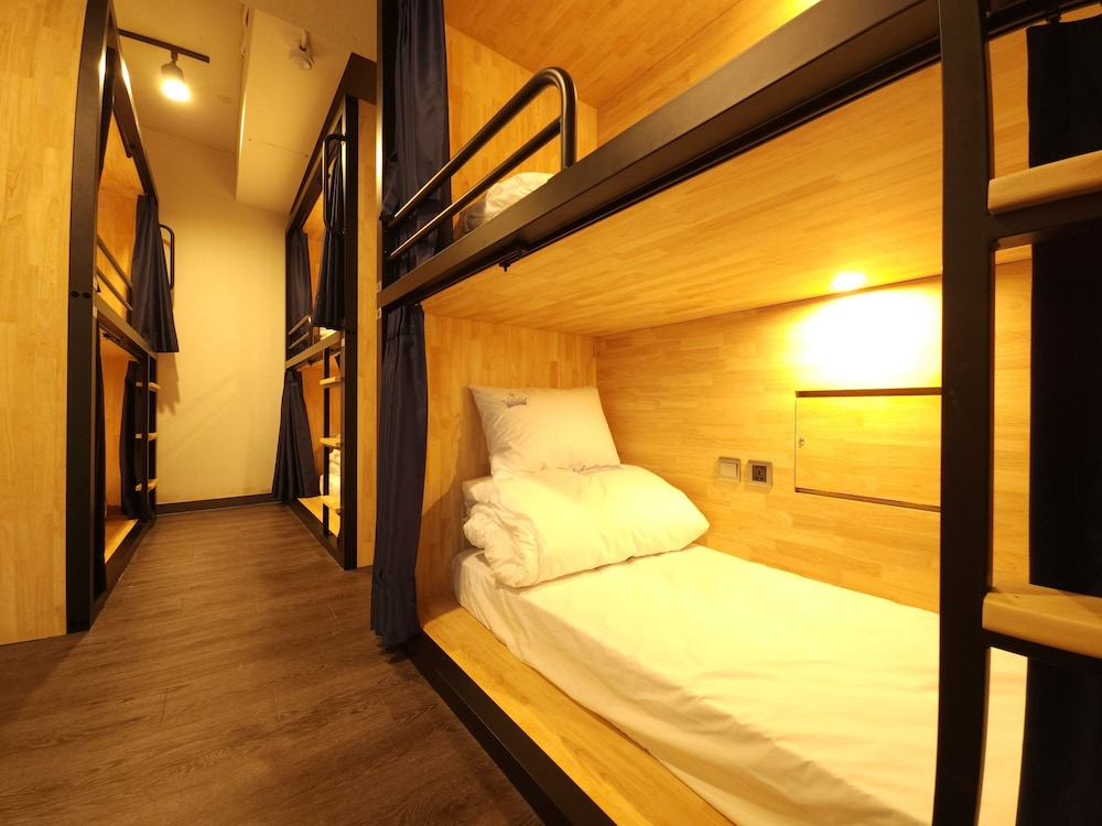 FEMALE DORM, FEMALE ONLY, 6 PEOPLE