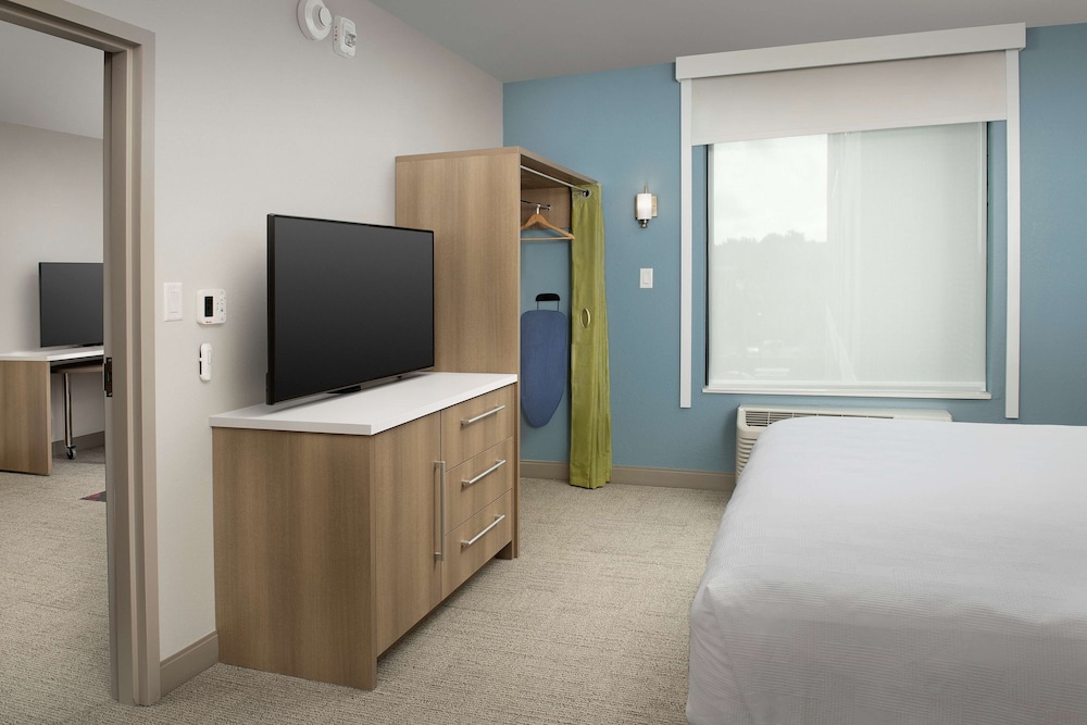 SUITE, KING BED, ACCESSIBLE