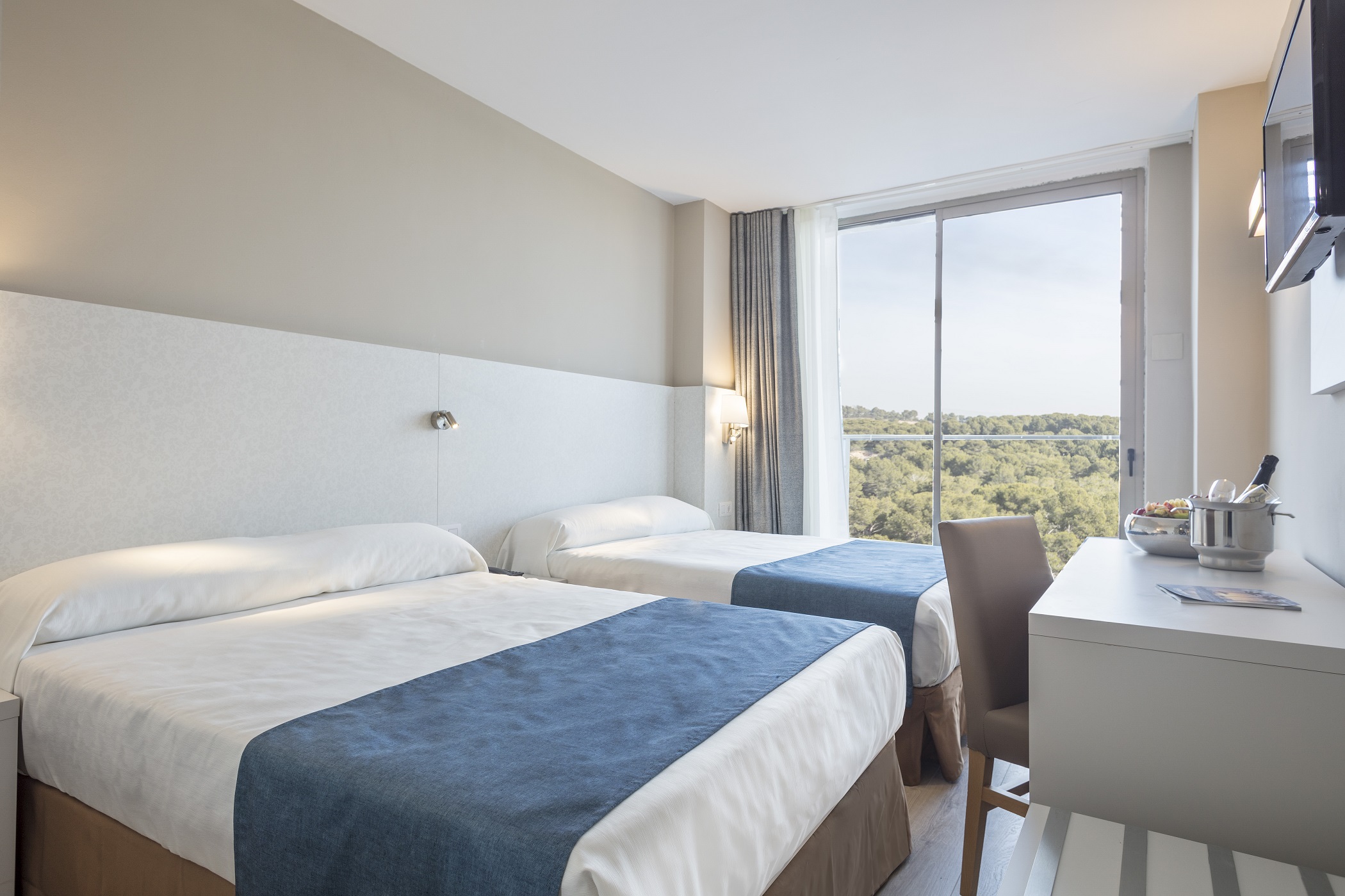 ROOM, DOUBLE BED