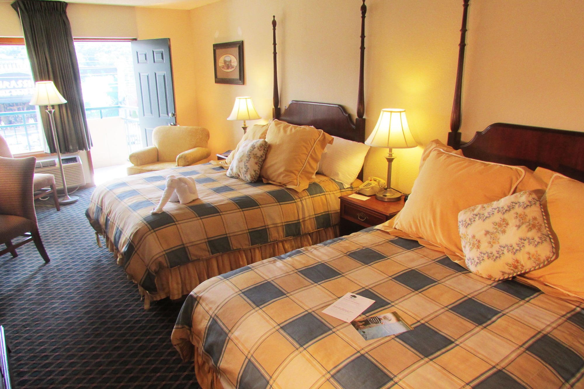 LUXURY, 2 QUEEN BEDS, PARKWAY VIEW, BALCONY