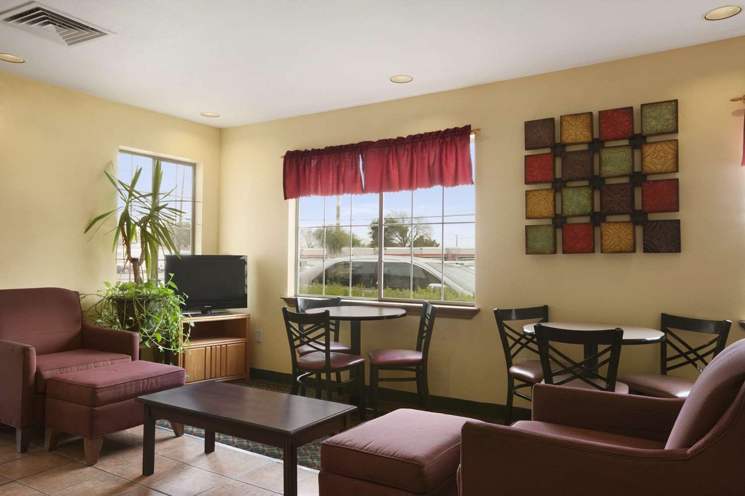 Howard Johnson by Wyndham Grand Prairie Near Lone Star Park 16/20
