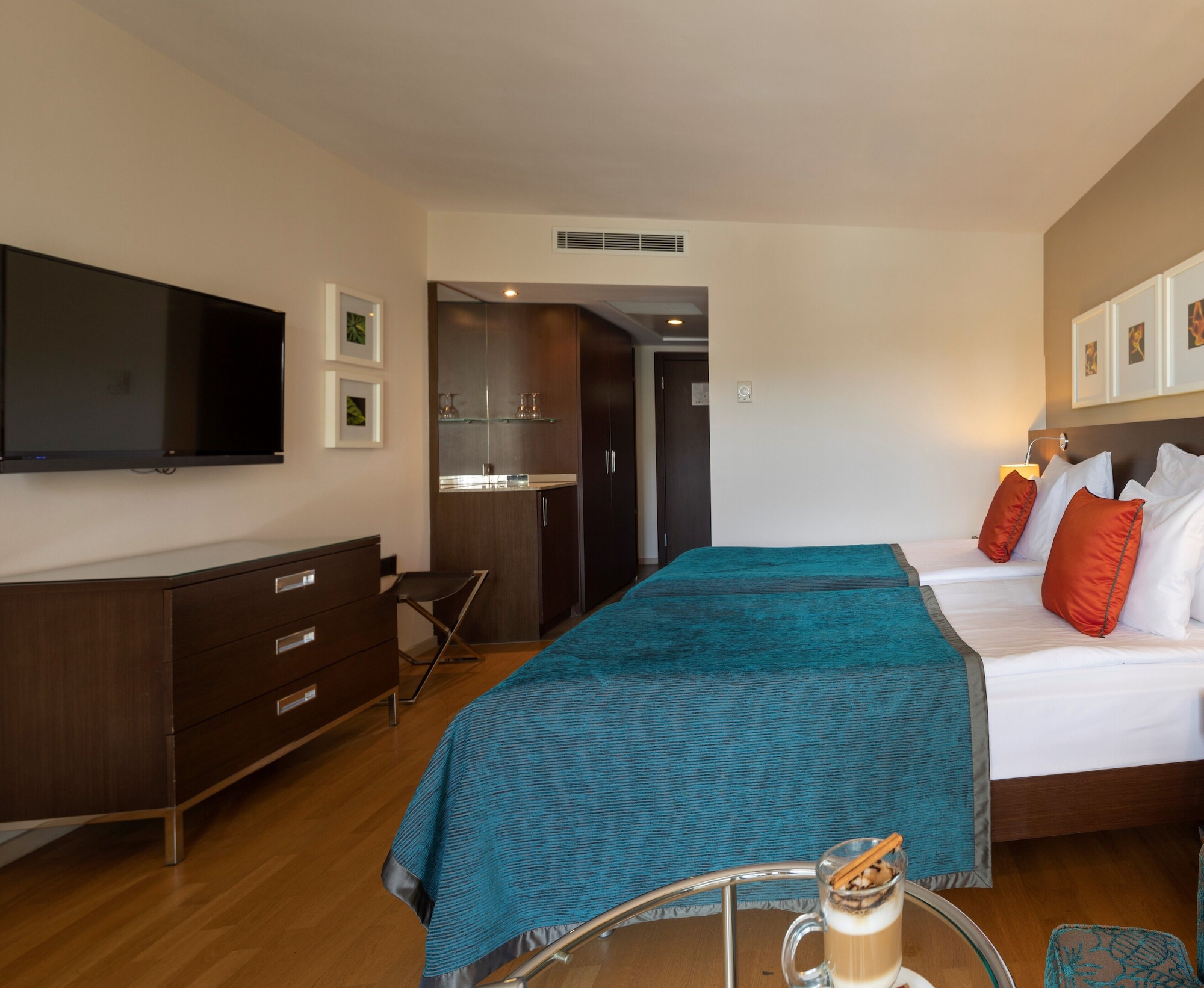Superior, Queen Bed, Sea Side, on the Side
