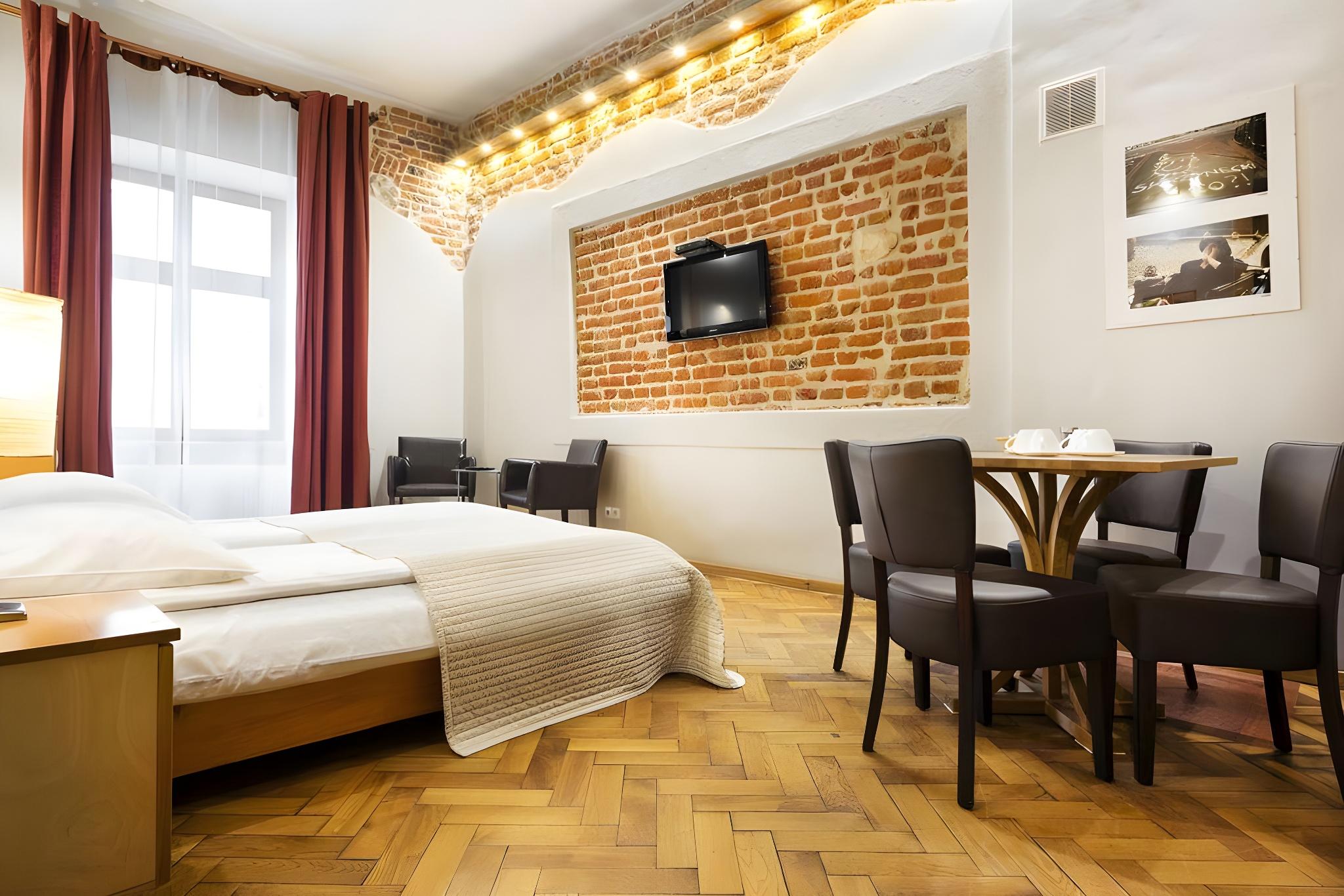 2 ROOMS, APARTMENT