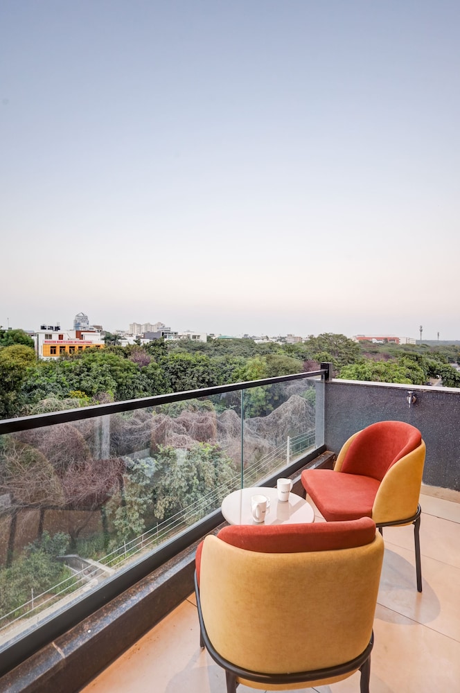 Saltstayz Premier Sector 42 - Golf Course Road 62/62