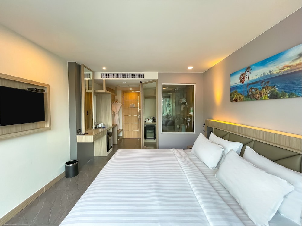 غرفة سوبيريور بسرير كينج بشرفة، Clarian Hotel Beach Patong 3/10