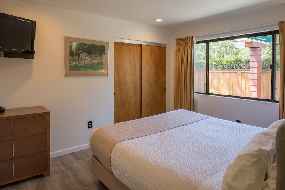 2 Bedrooms, Cottage, King Bed, 2 Bathrooms, Sofa, Kitchen