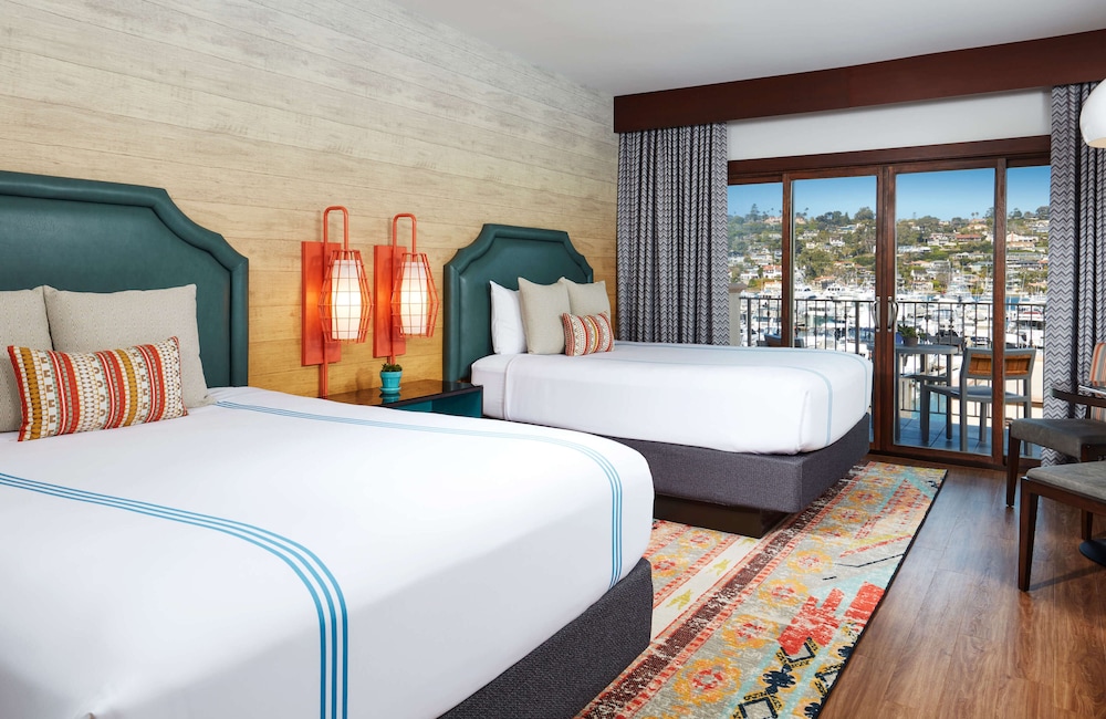 junior suite, 2 queen beds, marina view