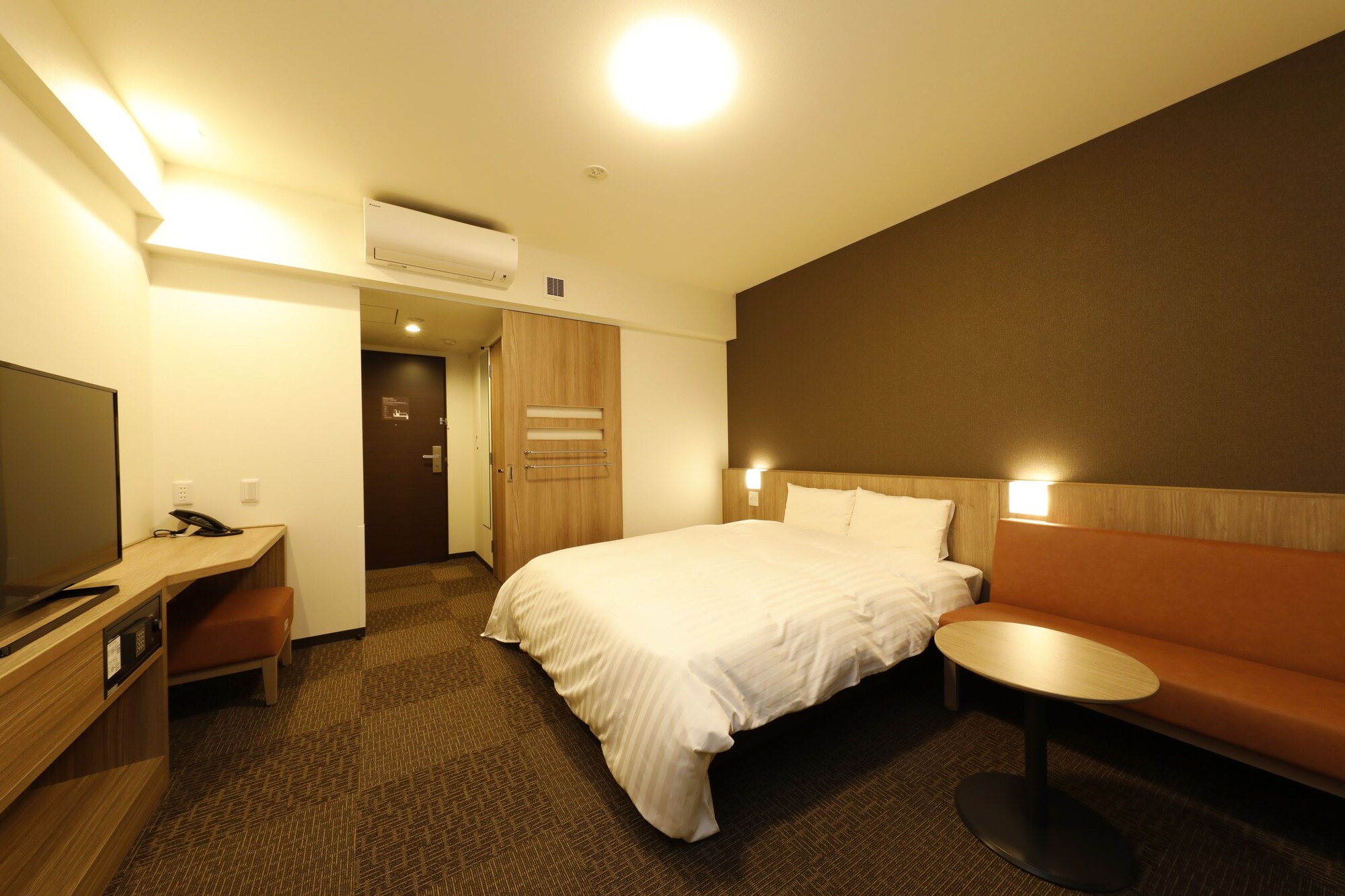Moderate, Queen Bed