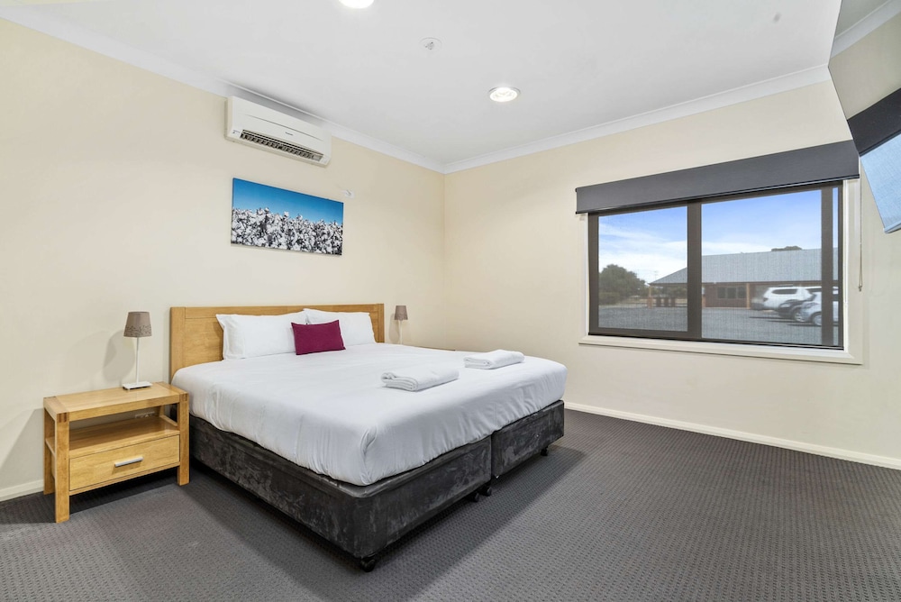 Efficiency, Suite, King Bed