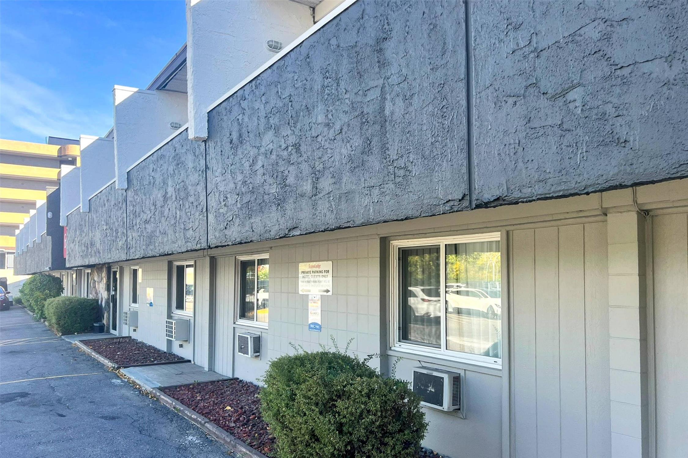Econo Lodge Calgary Motel Village 6/13