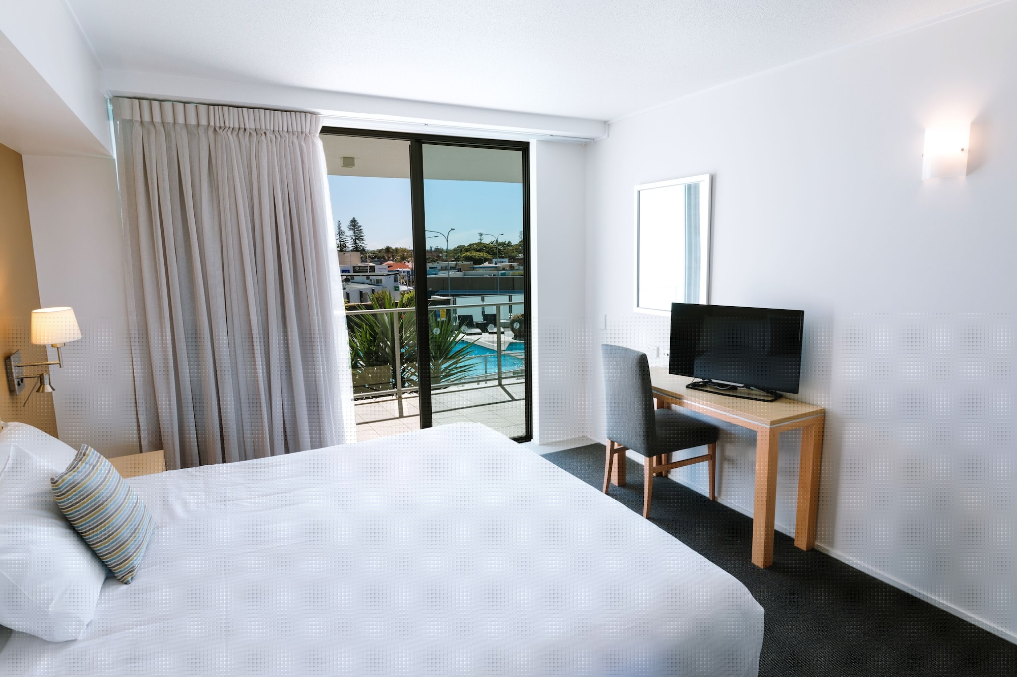 1 BEDROOM, POOL VIEW
